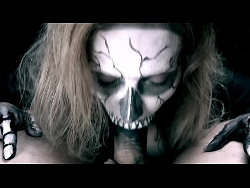 ❤️ Demon djevojka siše kurac svojim crnim ustima i guta spermu. Analni porno kod nas ﹏